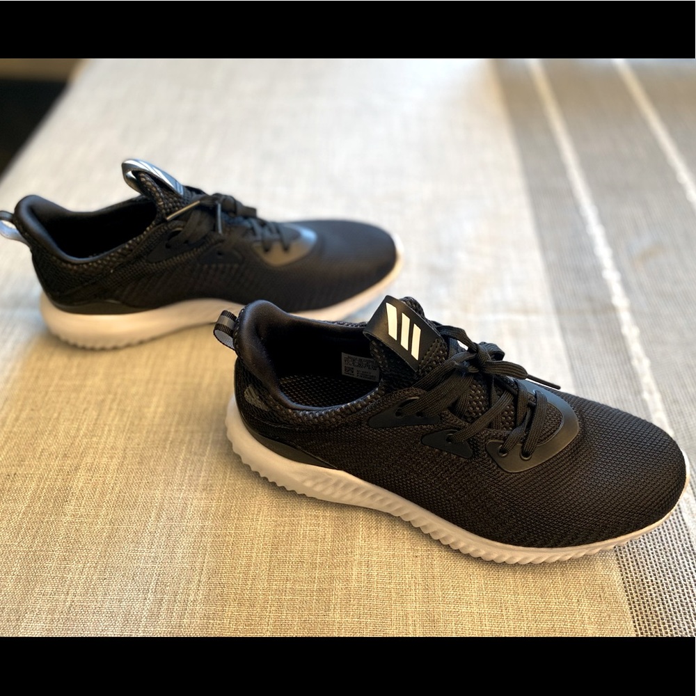 **NEW** Adidas Bounce 1 running shoes